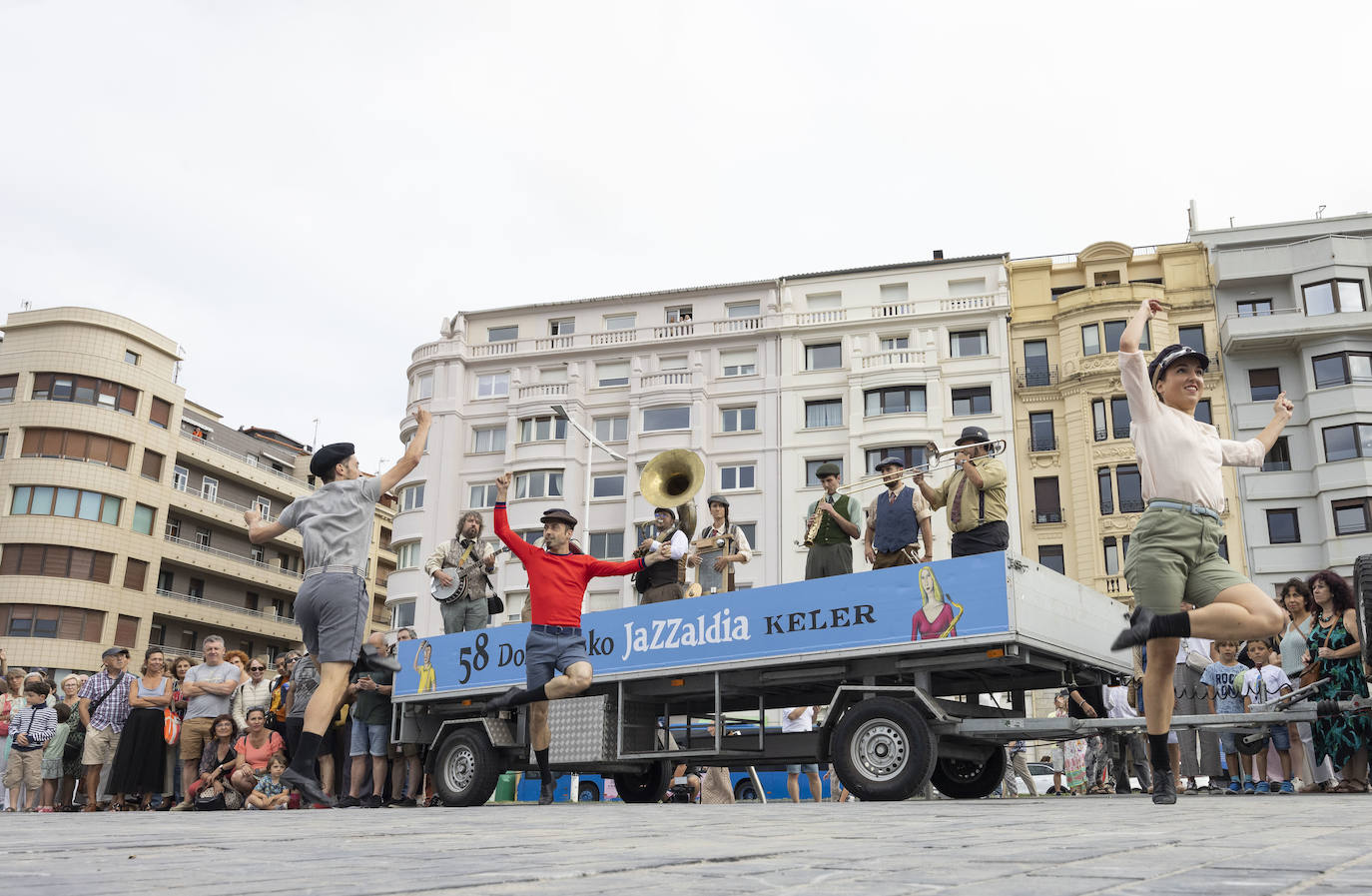 La kalejira de Euskorleans, en imágenes