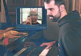El pianista Albert Marquès durante uno de sus ensayos a distancia con LaMar, en conexión por videollamada.