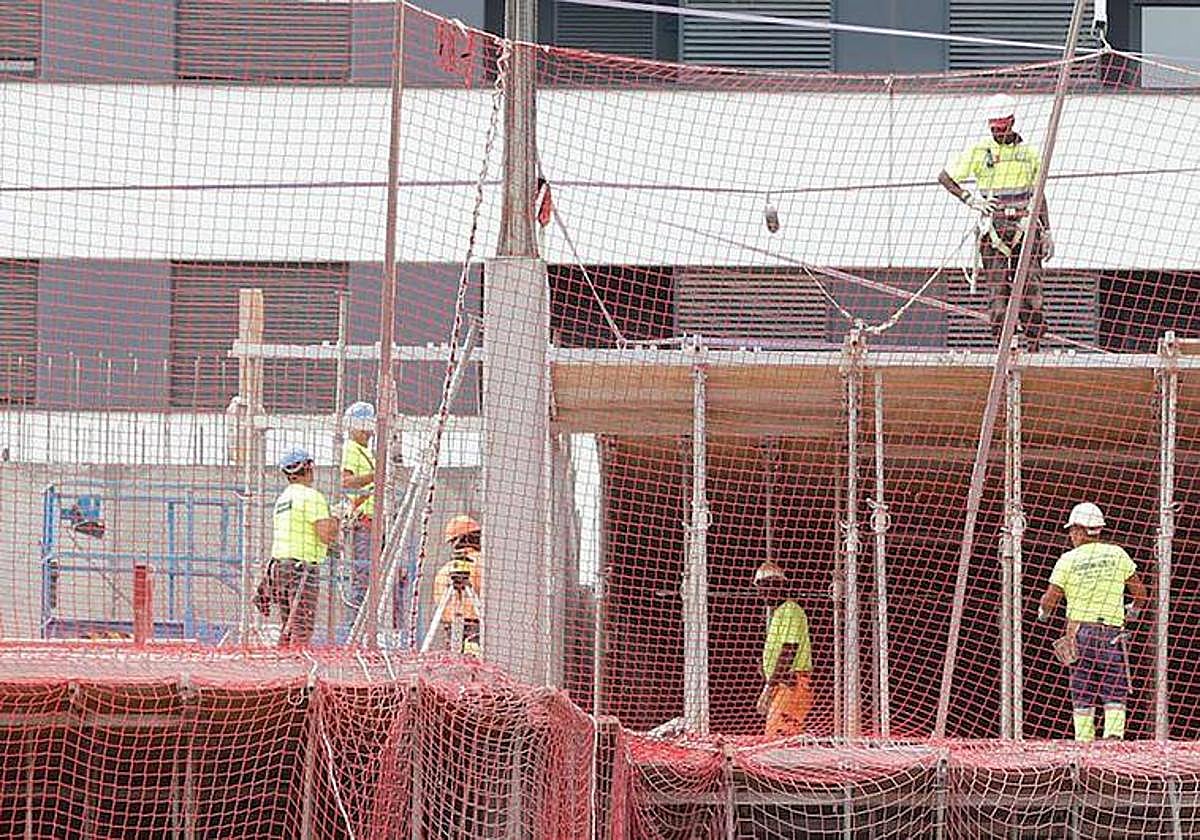 La construcción es el sector en el que más suben los salarios