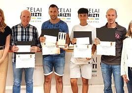 Foto de familia tras la entrega de premios del Concurso de Fotografía Fiestas de Santa Isabel 2023.