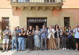 La concentración tuvo lugar este viernes en la entrada del Palacio Arizabalo de Pasaia.