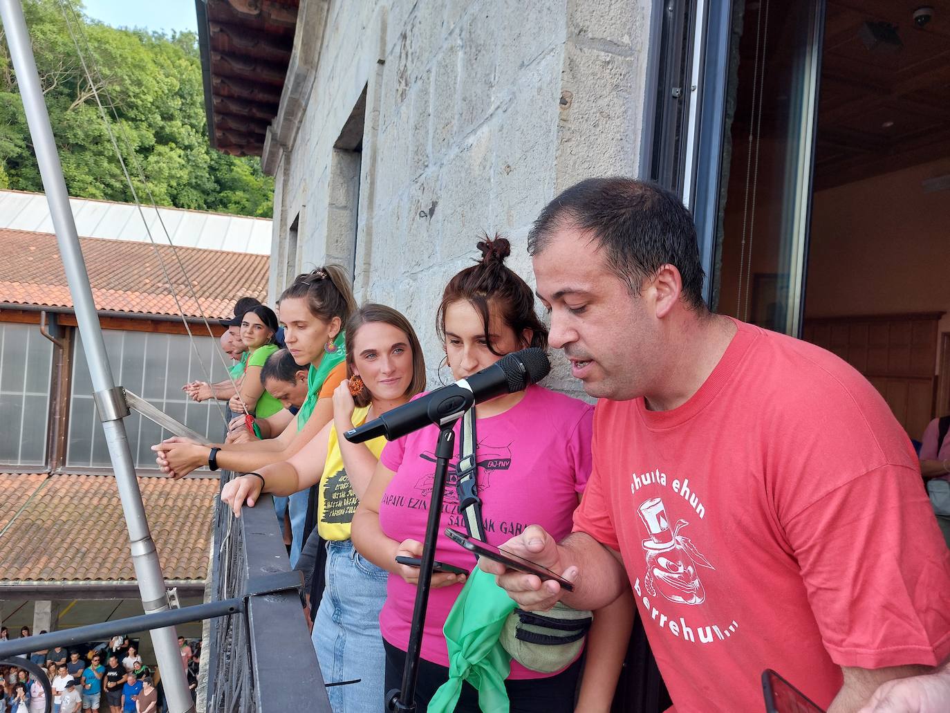 Ehun eta ehun berrehun, Gora Astiarra!