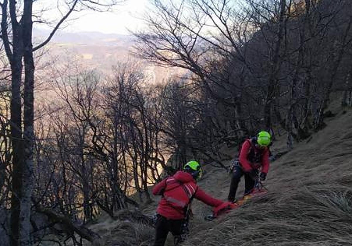Rescate de la penúltima víctima mortal guipuzcoana en la montaña, en Balerdi en enero de 2022.