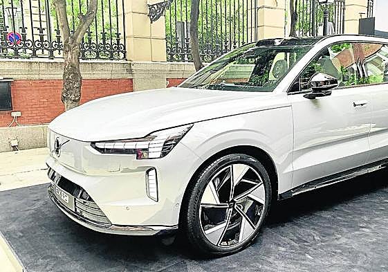 En la imagen, el nuevo Volvo EX90 que llegará el próximo año con potencias de 279, 408 y 517 CV y autonomías de cerca de 600 km, disponible con 5 o 7 plazas y un precio desde 83.217 euros.
