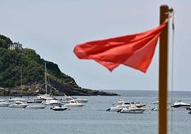 Bandera roja en La Concha.