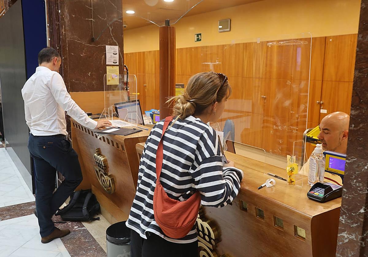 Varias personas, votando ayer en Correos en Donostia.