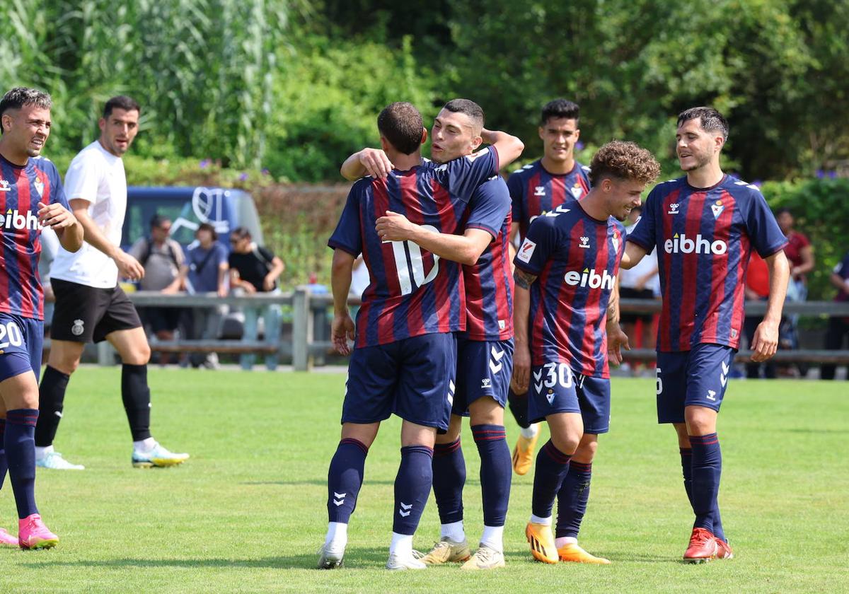 El Eibar estrena con buen pie su calendario veraniego