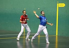 Jokin Altuna entra de volea con Aitor Elordi atento a la jugada ayer en el frontón Agustina Otaola de Errenteria.