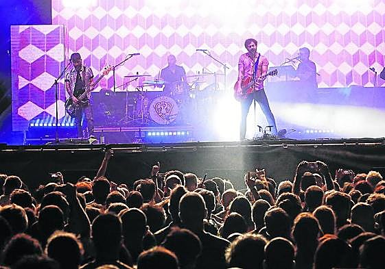 El grupo murciano Viva Suecia dio una descarga electrónica en la Zurriola ante 30.000 personas, según la organización.