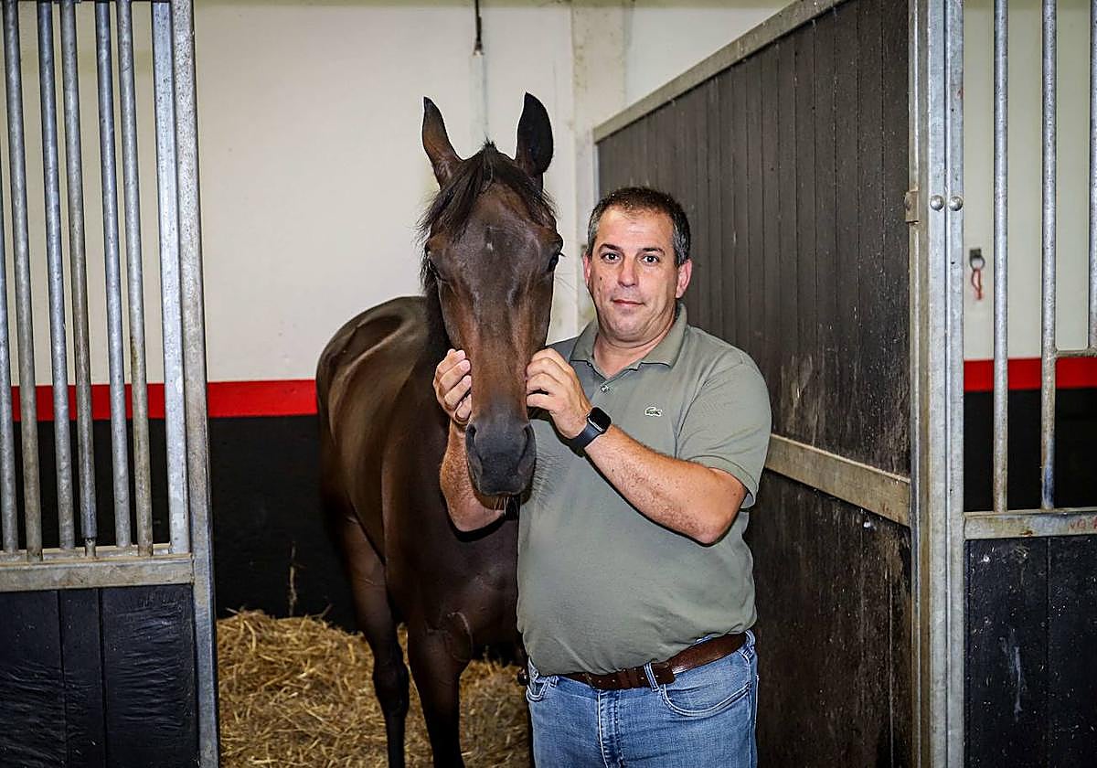 Ion Elarre, en los boxes del hipódromo donostiarra con uno de los caballos que prepara.
