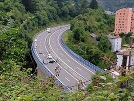 Una vista del accidente en la AP-8 a la altura de Eibar.