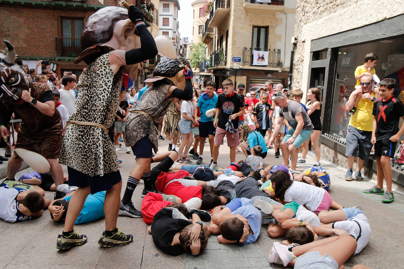 La comida popular y los cabezudos animan Errenteria