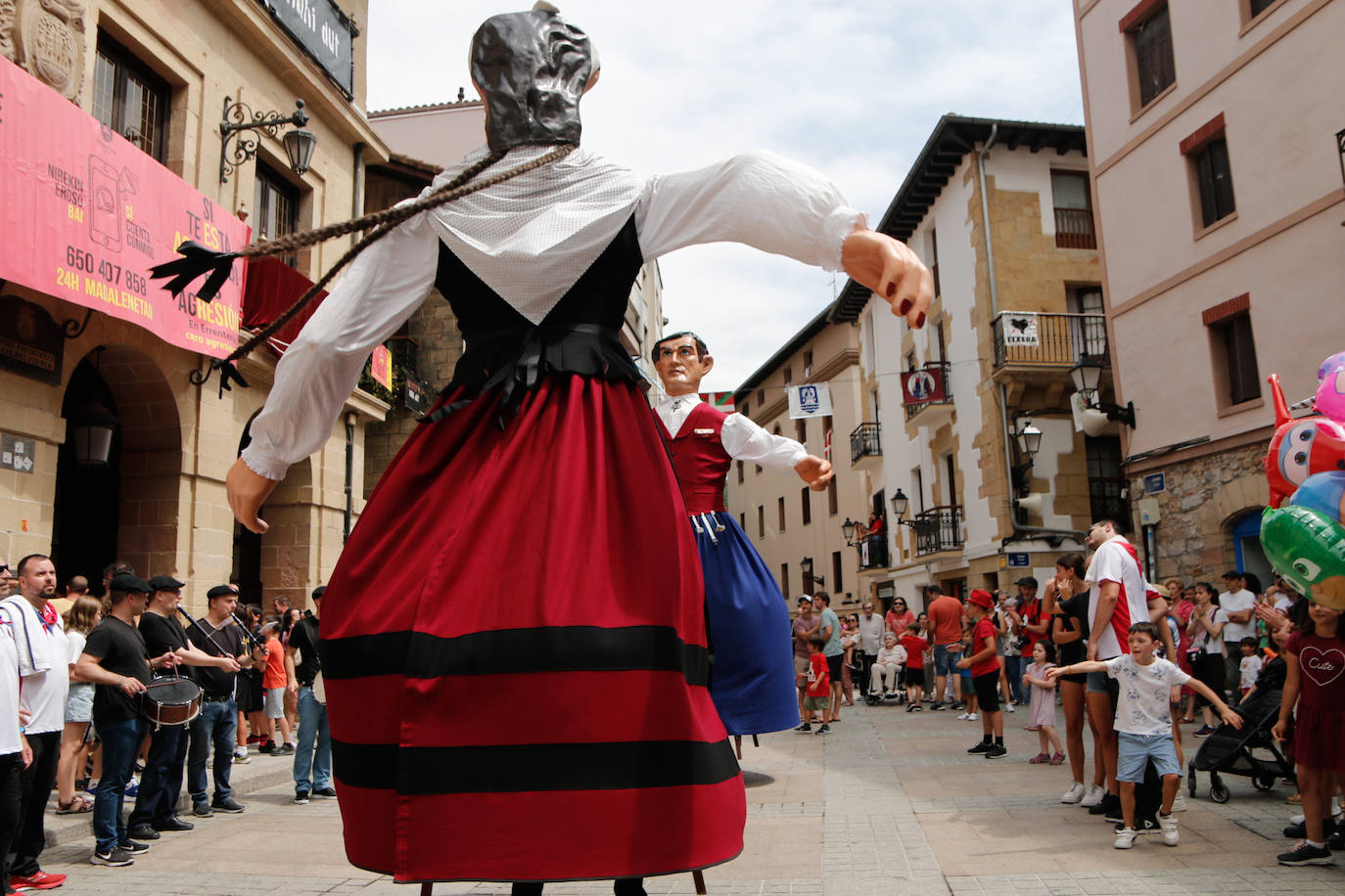 La comida popular y los cabezudos animan Errenteria