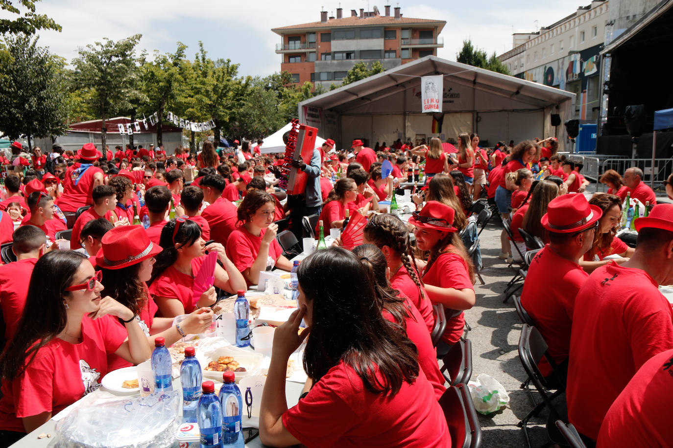 La comida popular y los cabezudos animan Errenteria