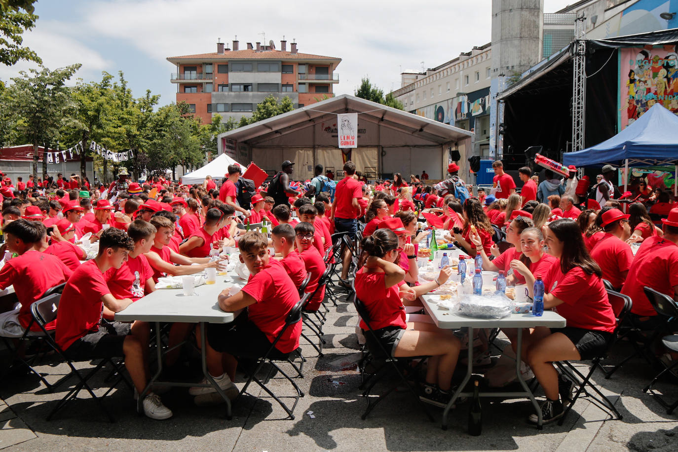 La comida popular y los cabezudos animan Errenteria