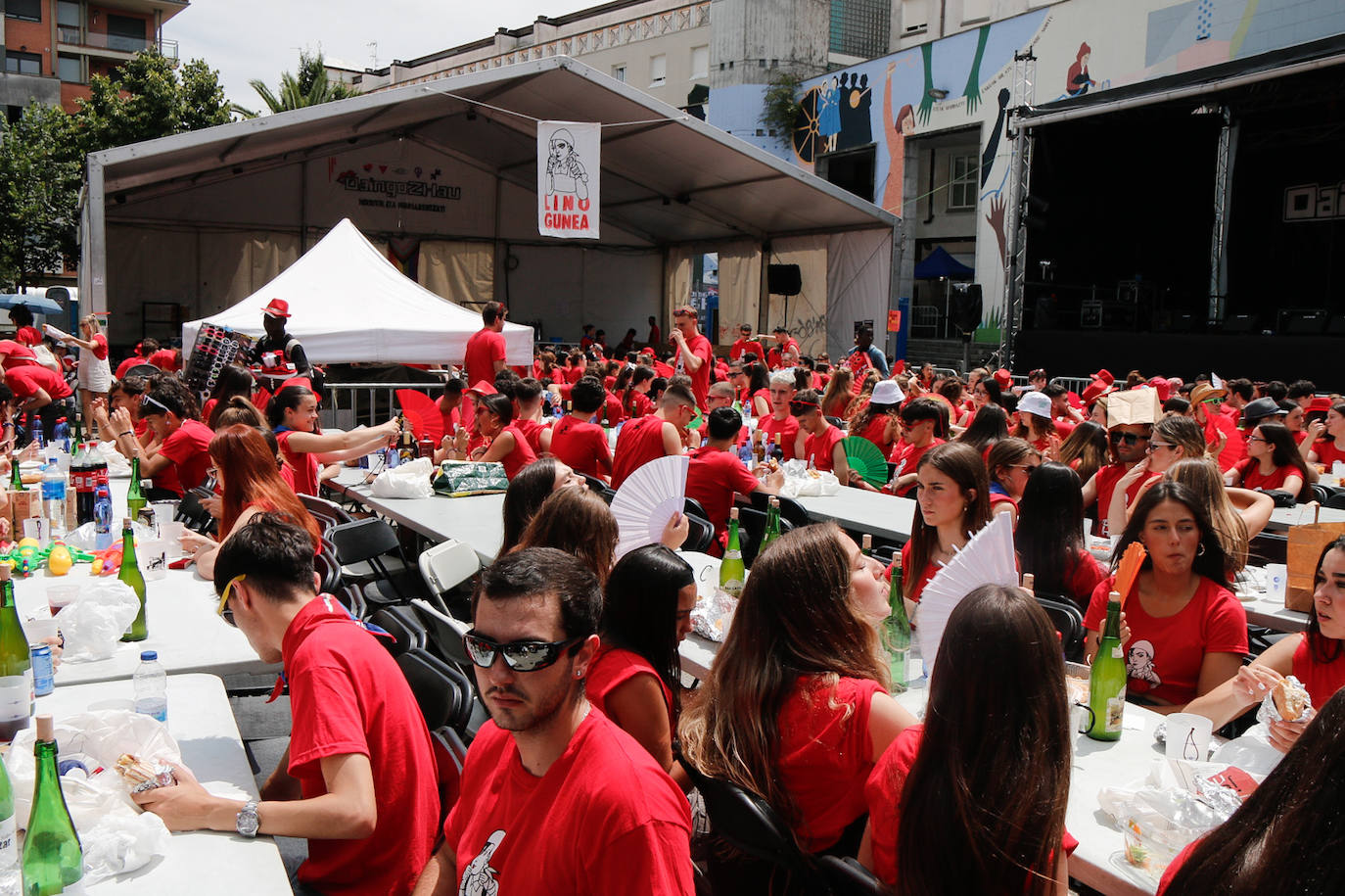 La comida popular y los cabezudos animan Errenteria