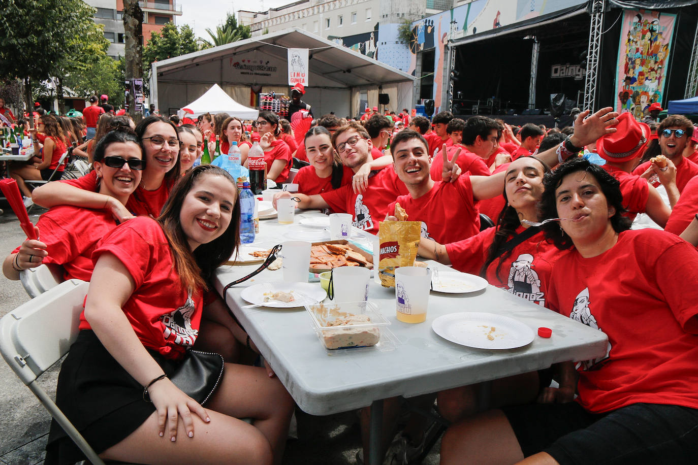 La comida popular y los cabezudos animan Errenteria