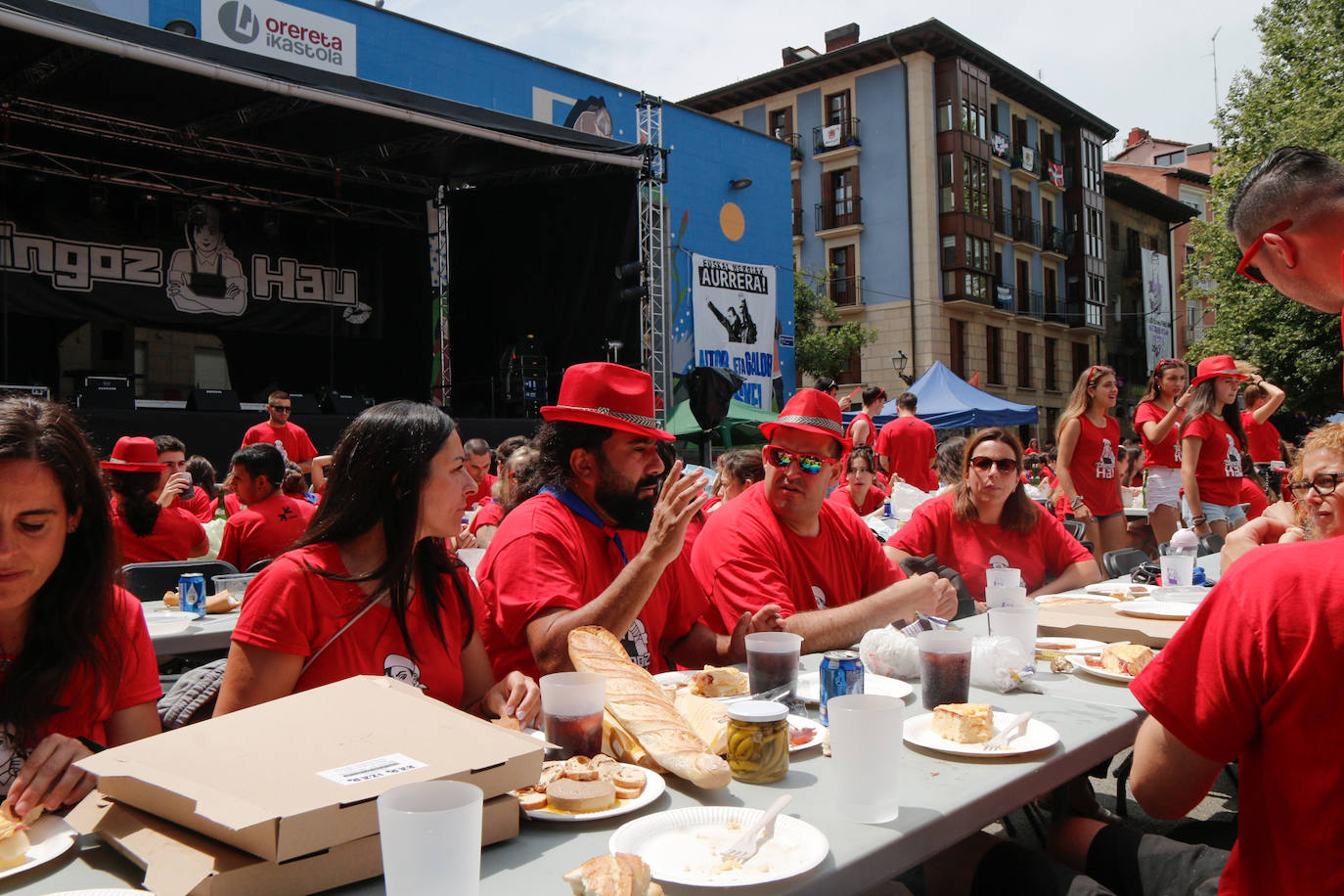 La comida popular y los cabezudos animan Errenteria