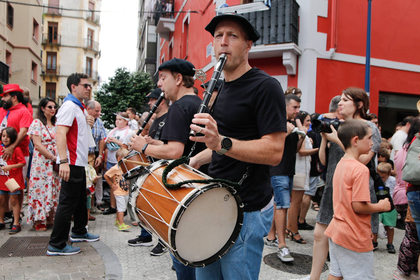 La comida popular y los cabezudos animan Errenteria