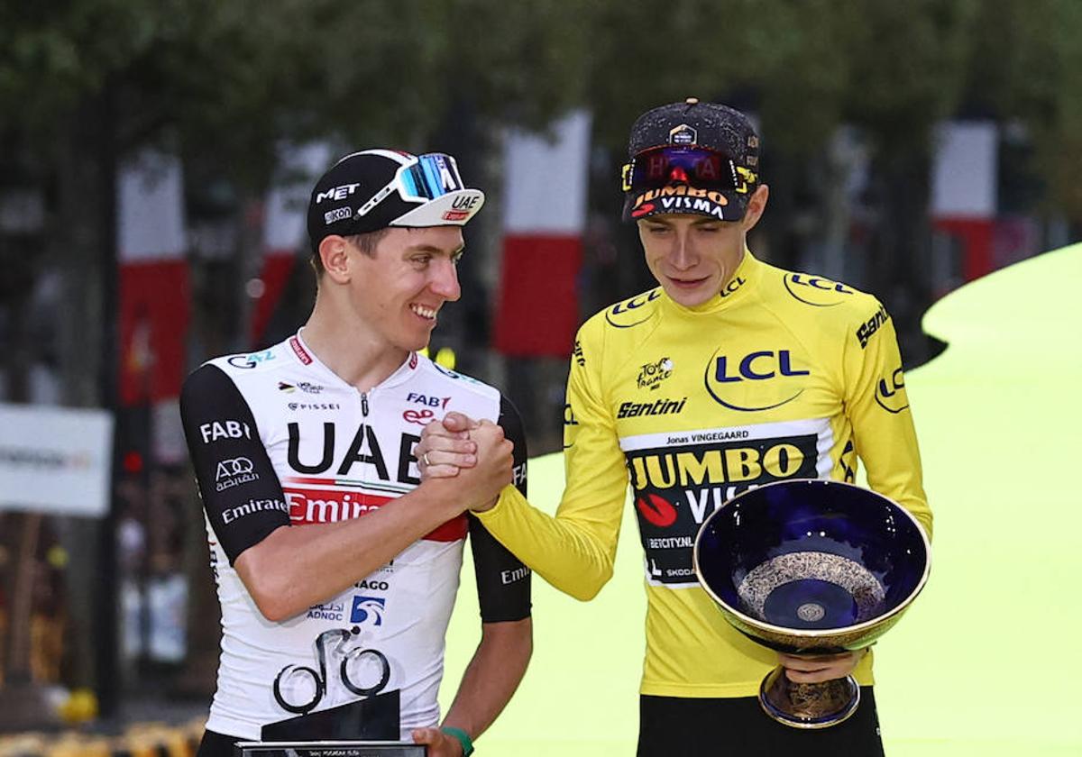 Pogacar y Vingegaard se dan la mano en señal de reconocimiento al finalizar el Tour.