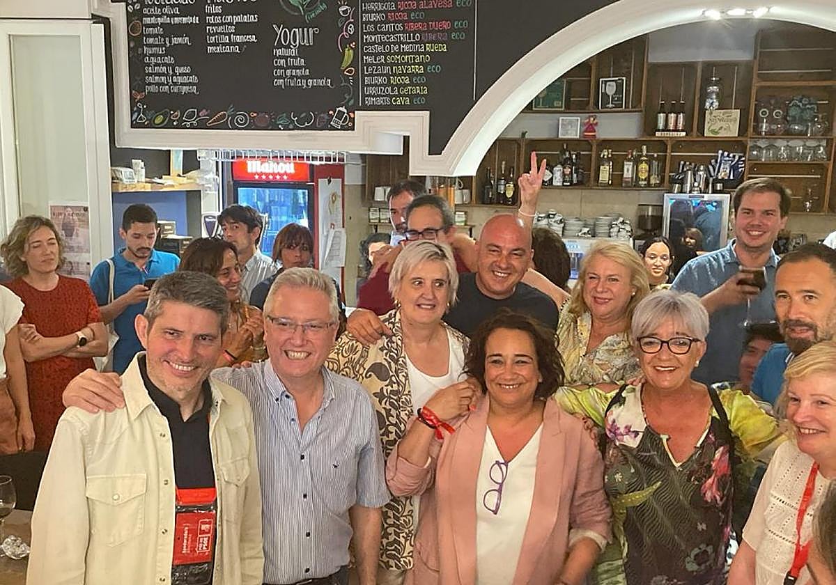 José Ignacio Asensio, secretario general del PSE de Gipuzkoa, junto a Rafaela Romero y María Luisa Gurrutxaga, las dos candidatas al Congreso.