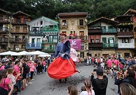 Los gigantes baialron con ganas en el comienzo de las fiestas de Donibane entre los aplausos de sus vecinos.