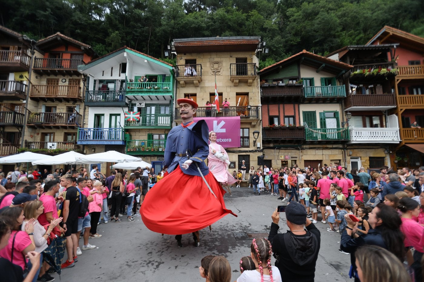 Los gigantes baialron con ganas en el comienzo de las fiestas de Donibane entre los aplausos de sus vecinos.