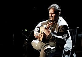 Juan José Heredia, Niño Josele, abrió su recital solo con su guitarra.