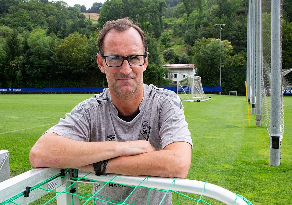 Joseba Etxeberria posa apoyado en una portería en el campo de Atxabalpe.