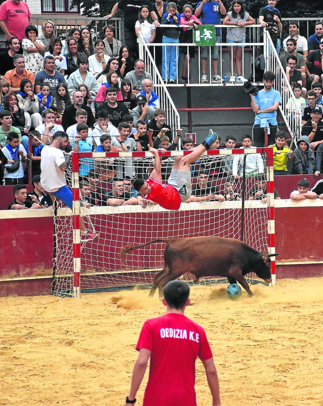 Imagen secundaria 2 - Ordizia se sumergió este lunes en cuatro días de fiesta. Los ordiziarras mostraron sus pañuelos azules y bailaron al ritmo de la charanga.