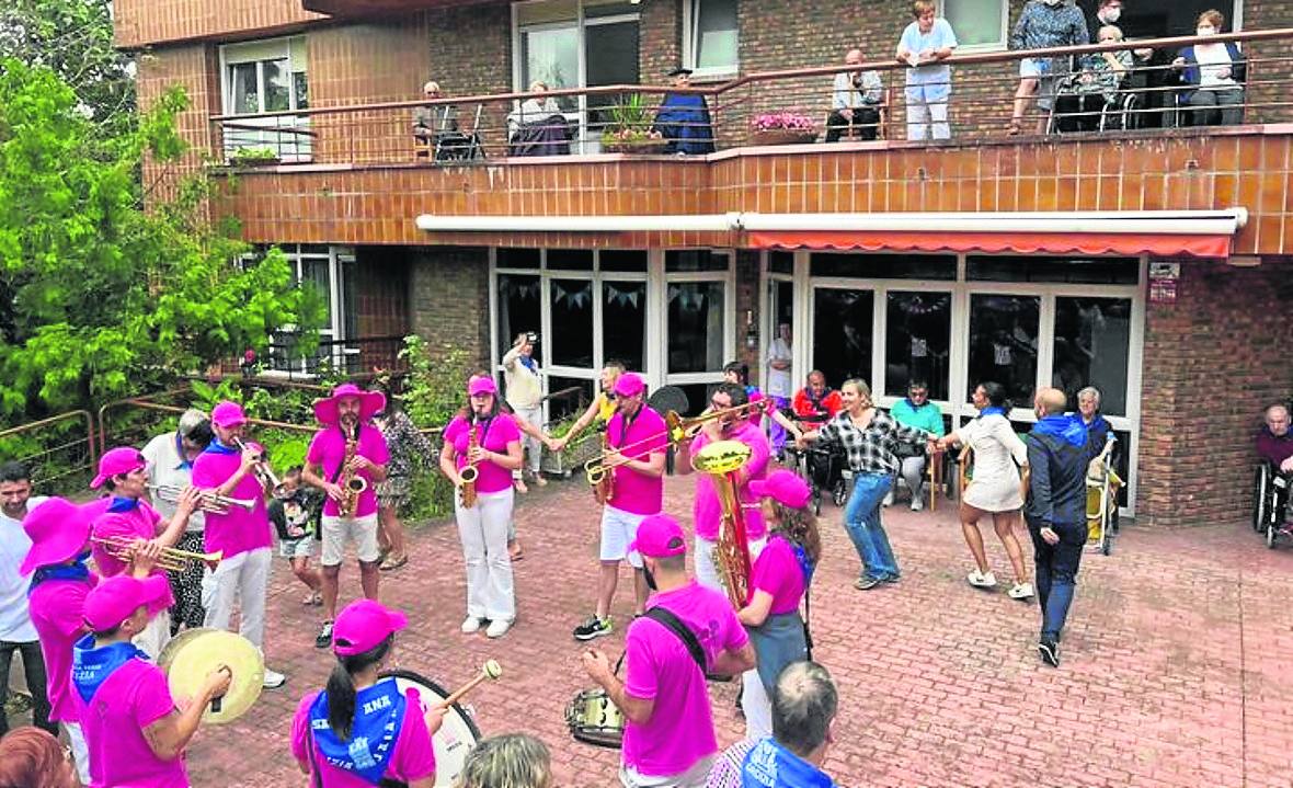 Imagen principal - Ordizia se sumergió este lunes en cuatro días de fiesta. Los ordiziarras mostraron sus pañuelos azules y bailaron al ritmo de la charanga.