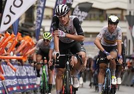 Juan Ayuso y Oier Lazkano, a la llegada de la Clásica de Ordizia que ha ganado Marc Hirschi.