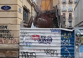 Denuncia un lector: «Parece mentira que las escaleras del edificio Pescadería de la Bretxa se hayan convertido en un vertedero donde tirar restos de la obra. Llevan así más de un año, en una de las zonas más atractivas de Donostia. ¡Que los retiren, por favor!».