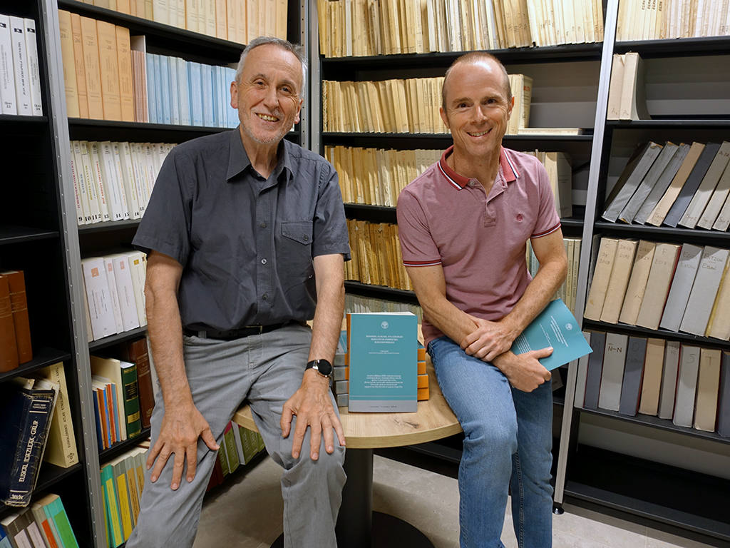 Mikel Zalbide eta Lionel Joly plazaratu berri den liburuarekin.