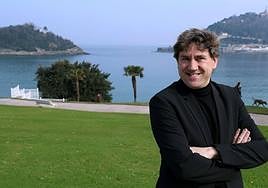 Eneko Andueza posa en el donostiarra Palacio de Miramar, con la bahía de La Concha al fondo.