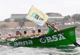 Hondarribia realiza una maniobra en la ciaboga de la regata disputada en A Coruña.