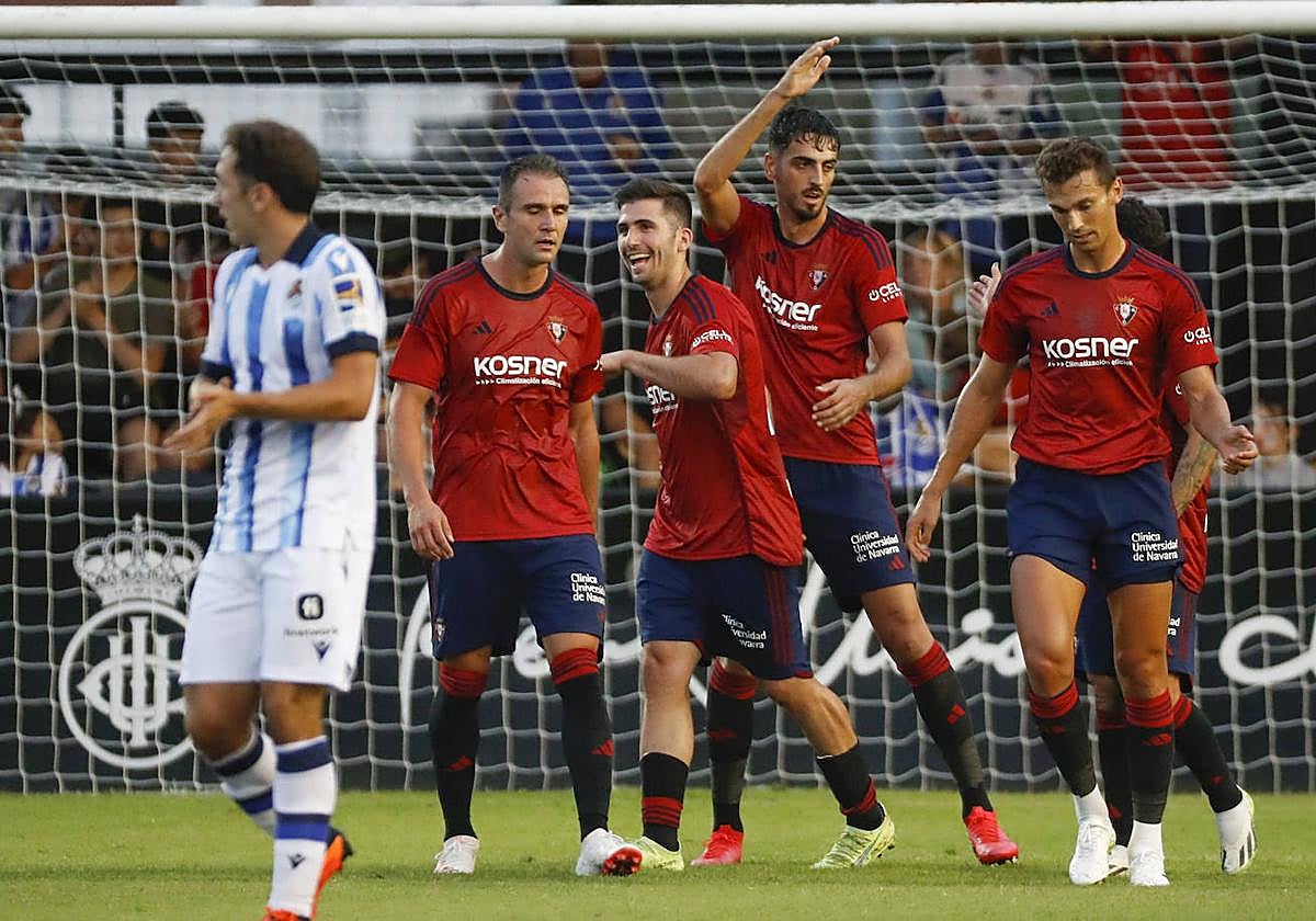 Osasuna celebra uno de los tres goles que Catena metió en el partido de la Euskal Txapela que ganó a la Real Sociedad en Irun.