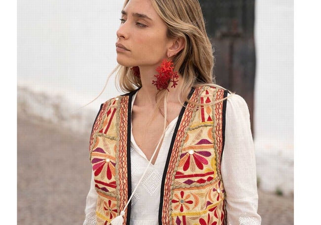 Chaleco boho en tonalidades rojizas