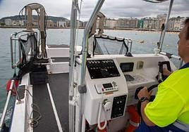 Robert Torrón se sube cada día al bote del equipo de limpieza y servicio de playas de Donostia en busca de 'carabelas portuguesas'.