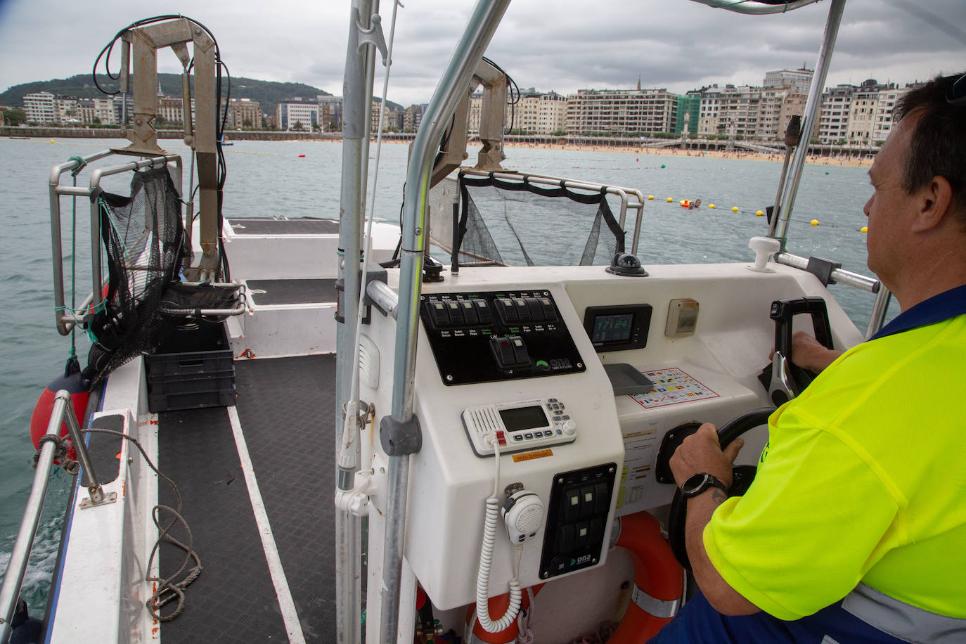 Robert Torrón se sube cada día al bote del equipo de limpieza y servicio de playas de Donostia en busca de 'carabelas portuguesas'.