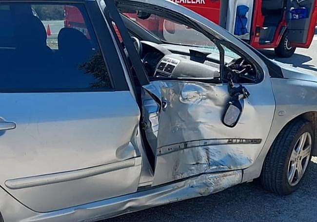 Así ha quedado el coche tras el accidente sufrido con la motocicleta.