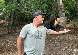 Francesena juega con un mono en un momento de descanso en su estancia en Costa Rica
