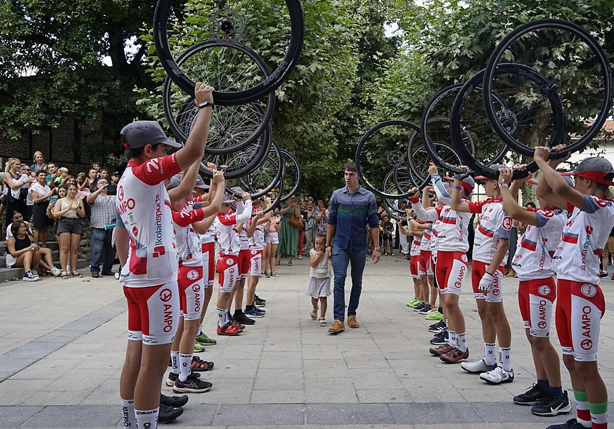 Ion Izagirre, de la mano de su hija, es recibido con honores en el consistorio de Ormaiztegi.