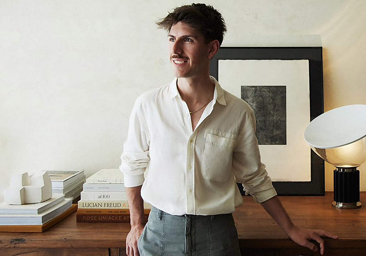 Aitor Campos, fundador de BU Arquitectura, en la nueva tienda de BU THE STORE, ubicada en el número 9 de la calle Zubieta.