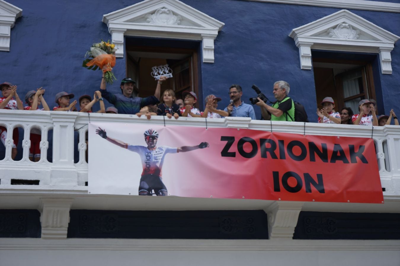 Ion Izagirre recibe el cariño de su pueblo