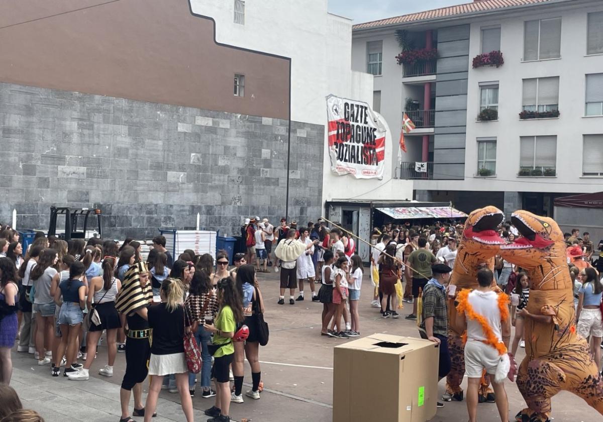 La plaza Errebote se llenó ayer de jóvenes para disfrutar del poteo-kalejira con elektrotxaranga.