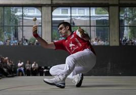 Joseba Ezkurdia alcanza una pelota en el ancho durante el partido del martes en Mendaro.