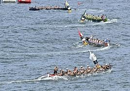 Getaria, Donostiarra, Hondarribia y Urdaibai maniobran a la llegada a la ciaboga.