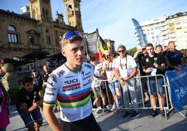 Evenepoel desciende de la terraza del ayuntamiento de San Sebastián en Alderdi Eder, donde se reunieron cientos de aficionados para aplaudir a los ciclistas.