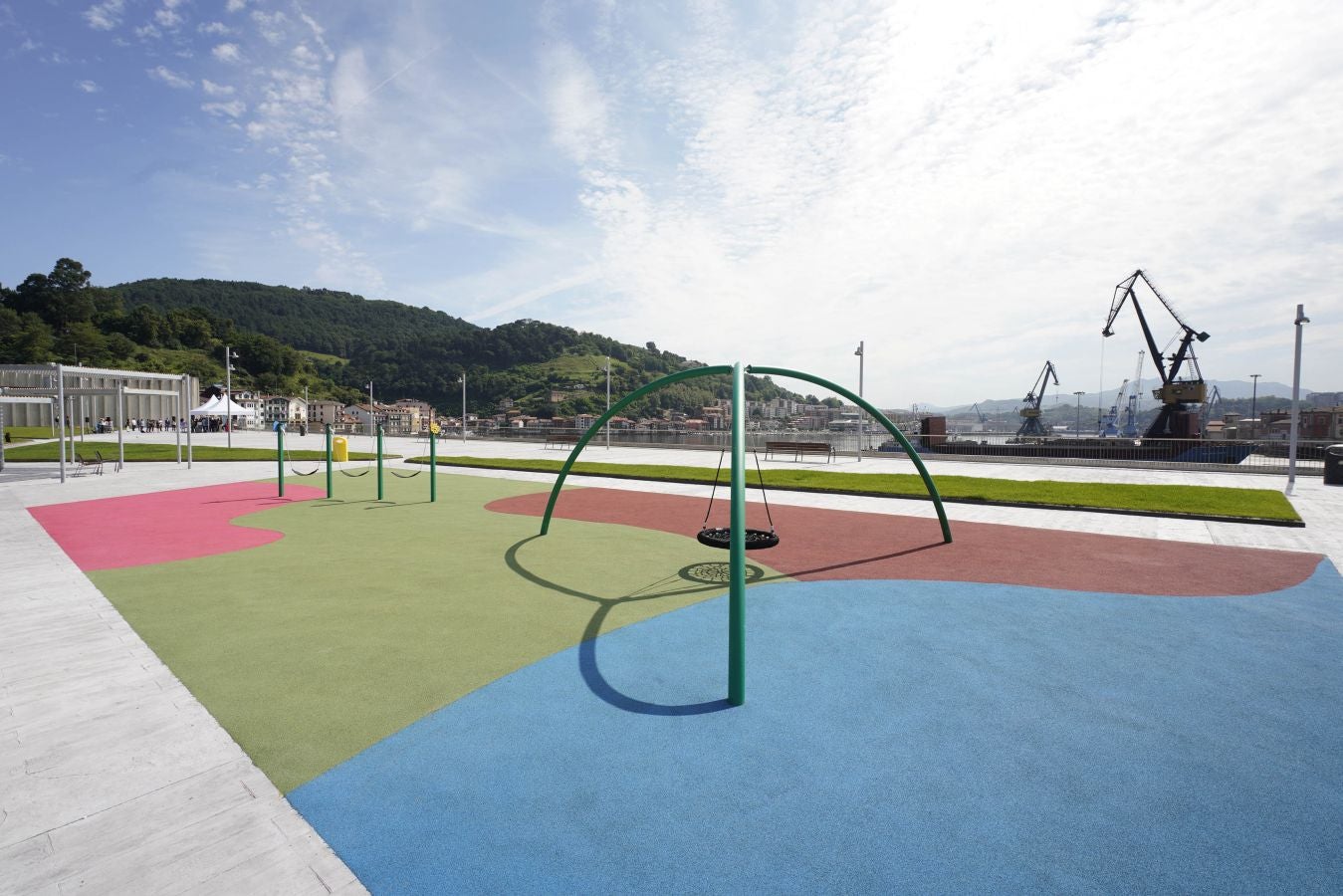 Así es la nueva plaza pública en la cubierta de la lonja de Pasaia